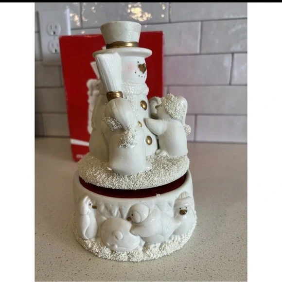 Music Box Snow Skaters Spin Plays Music Ivory Bisque 8.25” Vintage JC Penney - Picture 4 of 6